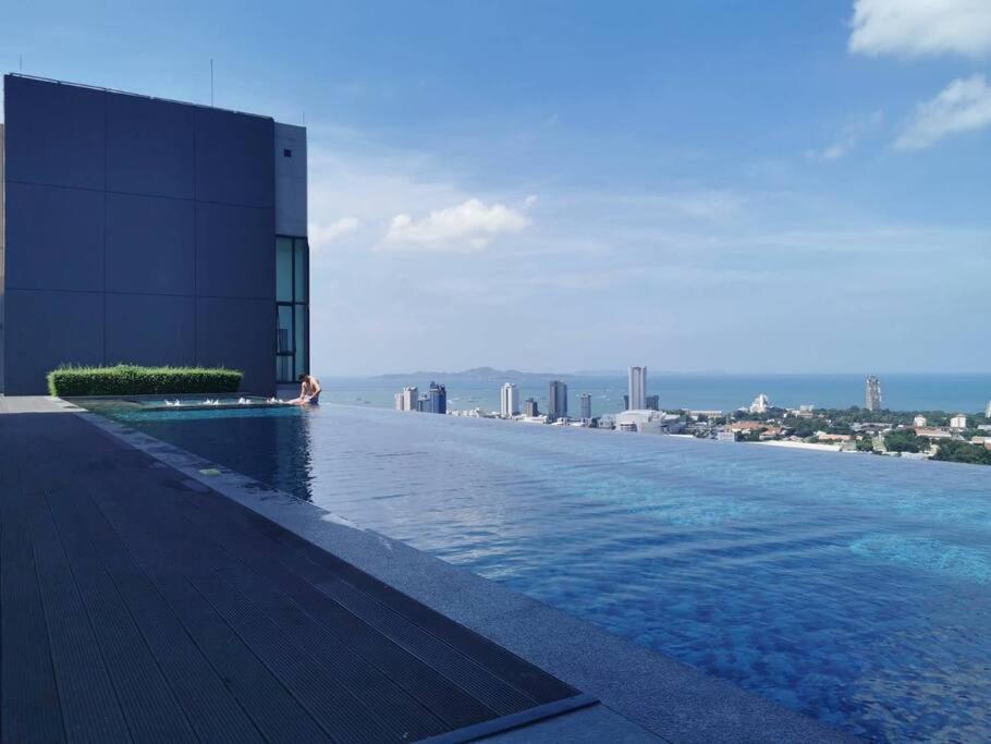 Apartemen Infinity Pool At Posh Pattaya